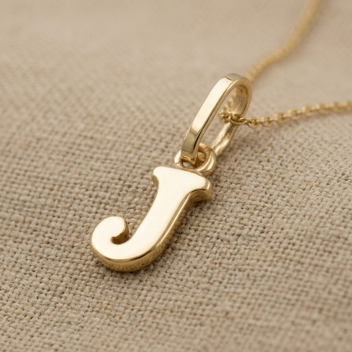 Anhänger Buchstabe J glänzend – 375er Gold, 8 × 4 mm – Detailansicht des Anhängers vor neutralem Hintergrund