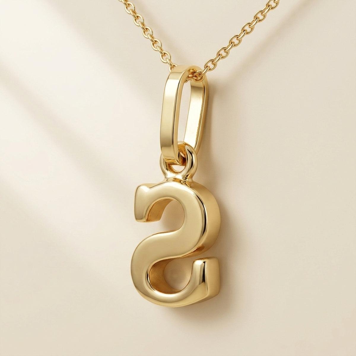 Anhänger Buchstabe S glänzend – 375er Gold, 8 × 5 mm – Detailansicht des Anhängers vor neutralem Hintergrund