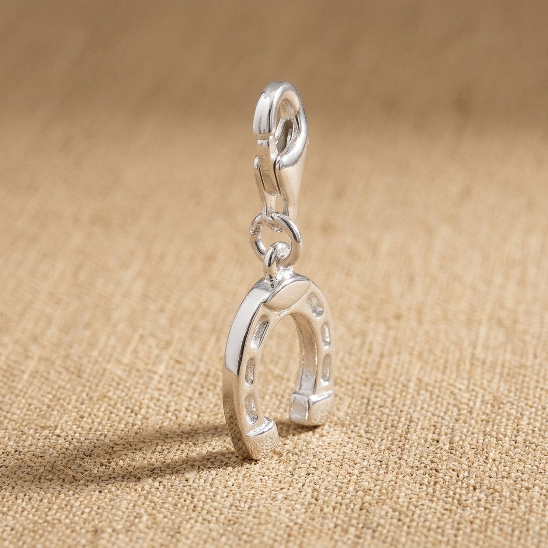 Anhänger Charm Hufeisen glänzend – 925er Silber, 9 × 8 mm – Detailansicht des Anhängers vor neutralem Hintergrund