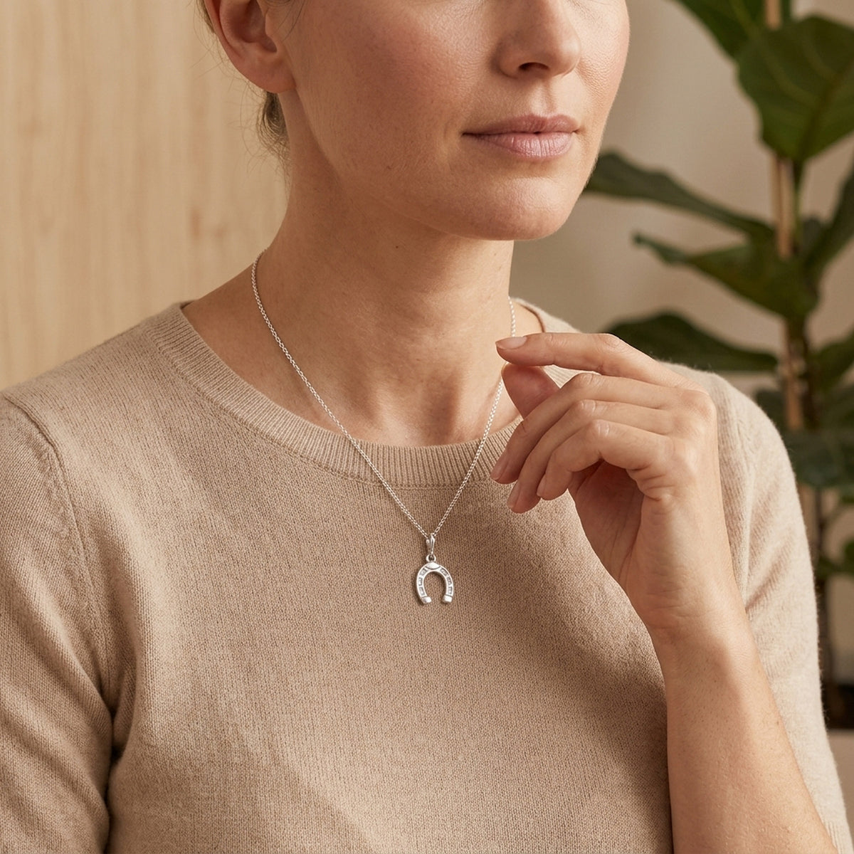 Anhänger Charm Hufeisen glänzend – 925er Silber, 9 × 8 mm – an einer feinen Kette getragen, natürliche Lifestyle-Aufnahme