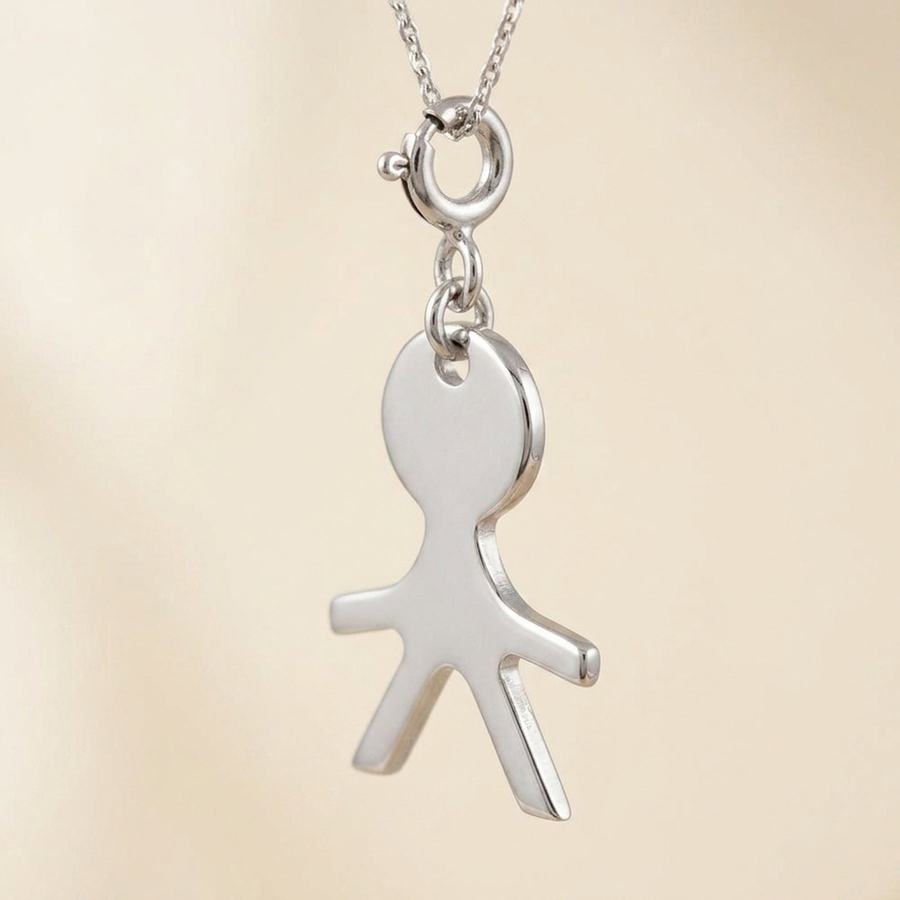 Anhänger Charm Junge glänzend rhodiniert – 925er Silber, 19 × 13 mm – Detailansicht des Anhängers vor neutralem Hintergrund