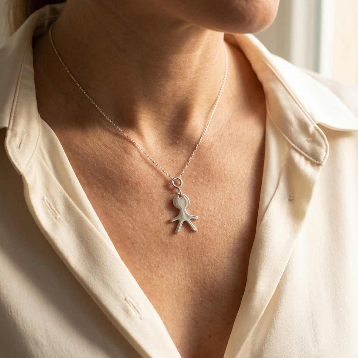 Anhänger Charm Junge glänzend rhodiniert – 925er Silber, 19 × 13 mm – an einer feinen Kette getragen, natürliche Lifestyle-Aufnahme