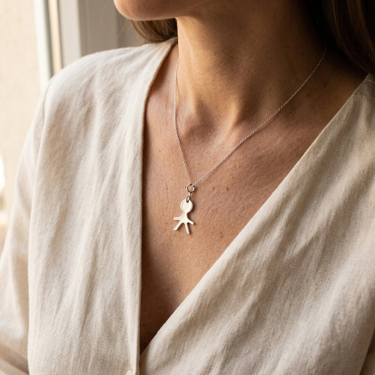 Anhänger Charm Junge glänzend rhodiniert – 925er Silber, 19 × 13 mm – an einer feinen Kette getragen, zweite Lifestyle-Aufnahme in anderer Perspektive