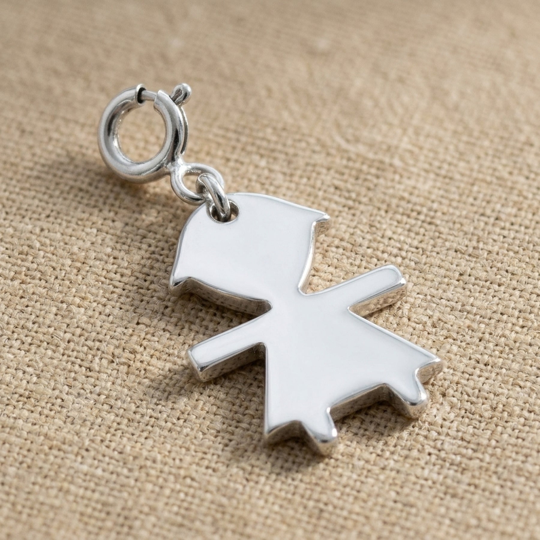 Anhänger Charm Mädchen glänzend rhodiniert – 925er Silber, 20 × 14 mm – Detailansicht des Anhängers vor neutralem Hintergrund