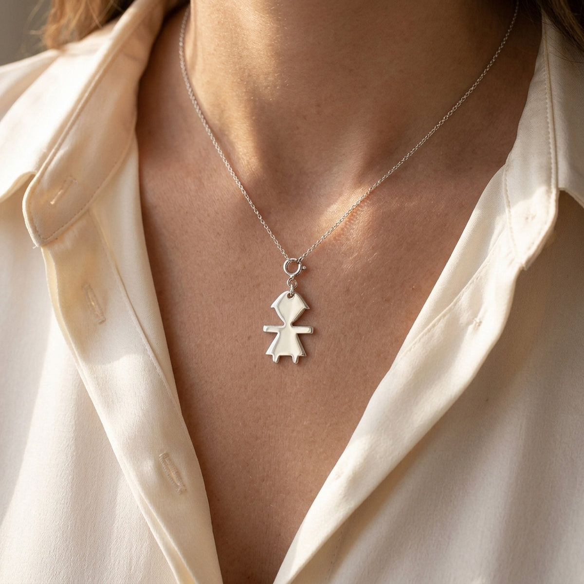 Anhänger Charm Mädchen glänzend rhodiniert – 925er Silber, 20 × 14 mm – an einer feinen Kette getragen, natürliche Lifestyle-Aufnahme