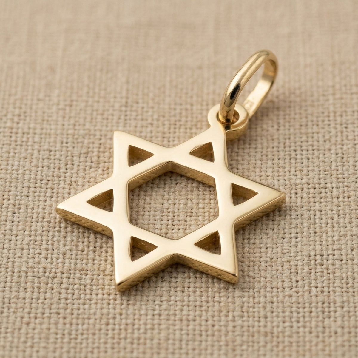 Anhänger David-Stern glänzend – 375er Gold, 21 × 18 mm – Detailansicht des Anhängers vor neutralem Hintergrund