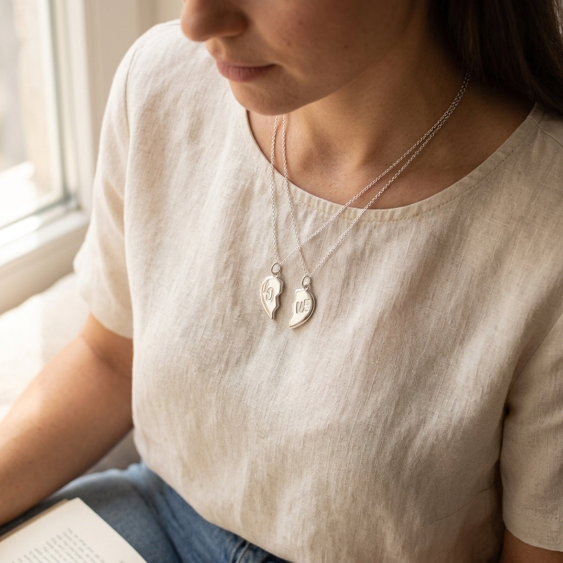 Anhänger Doppelanhänger Herz LO-VE – 925er Silber, 20 × 20 mm – an einer feinen Kette getragen, zweite Lifestyle-Aufnahme in anderer Perspektive