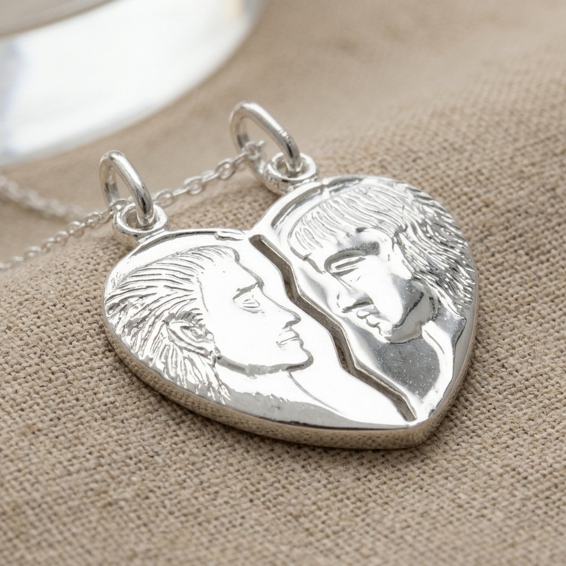 Anhänger Doppelanhänger Herz Mann Frau – 925er Silber, 22 × 20 mm – Detailansicht des Anhängers vor neutralem Hintergrund