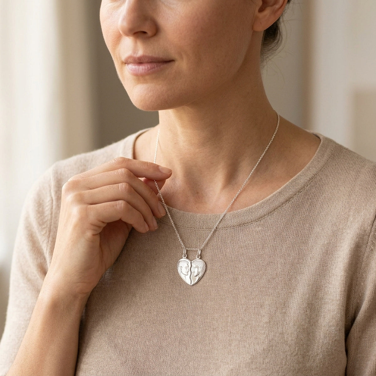 Anhänger Doppelanhänger Herz Mann Frau – 925er Silber, 22 × 20 mm – an einer feinen Kette getragen, natürliche Lifestyle-Aufnahme