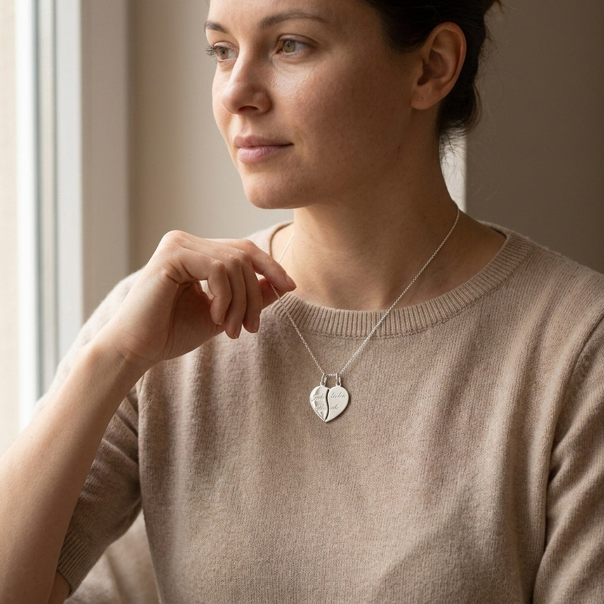 Anhänger Doppelanhänger Herz mit Gravur „Ich liebe dich“ – 925er Silber, 18 × 17 mm – an einer feinen Kette getragen, natürliche Lifestyle-Aufnahme