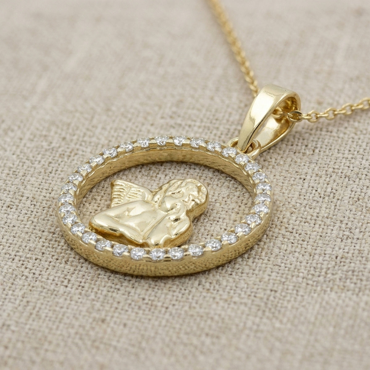 Anhänger Engelmotiv mit Zirkonia – 375er Gold, 14 mm – Detailansicht des Anhängers vor neutralem Hintergrund