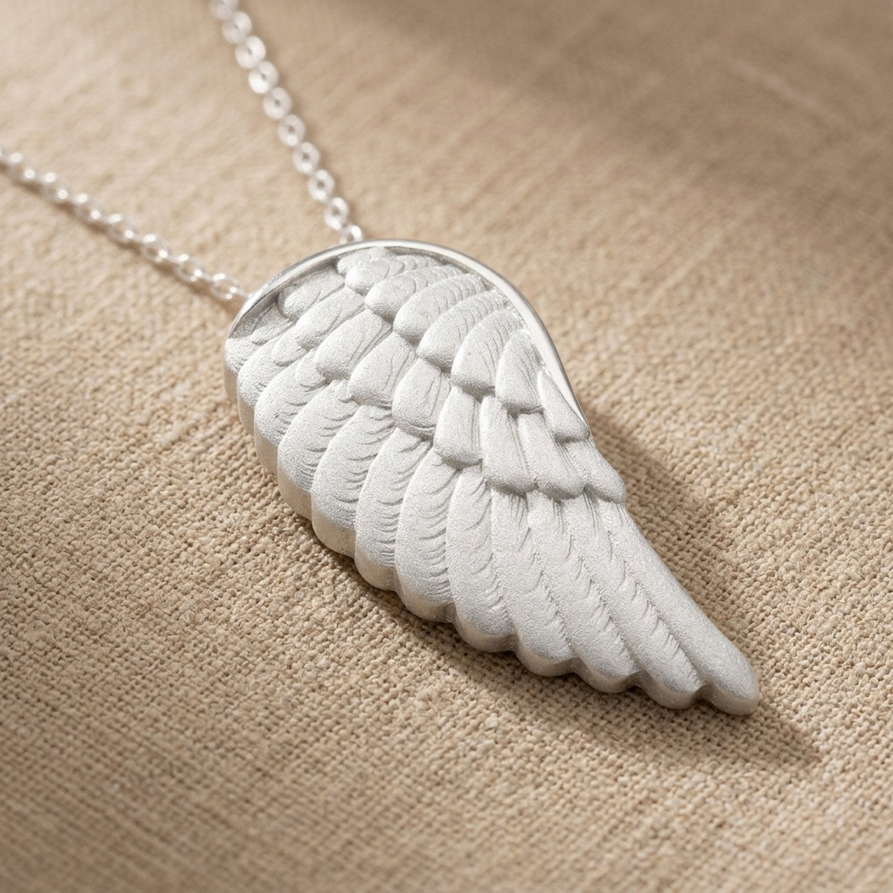 Anhänger Engelsflügel matt – 925er Silber, 28 × 14 mm – Detailansicht des Anhängers vor neutralem Hintergrund