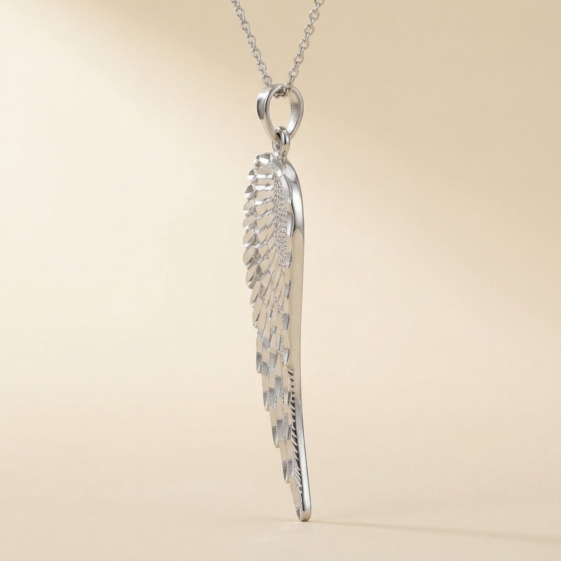 Anhänger Flügel diamantiert rhodiniert – 925er Silber, 37 × 12 mm – Detailansicht des Anhängers vor neutralem Hintergrund