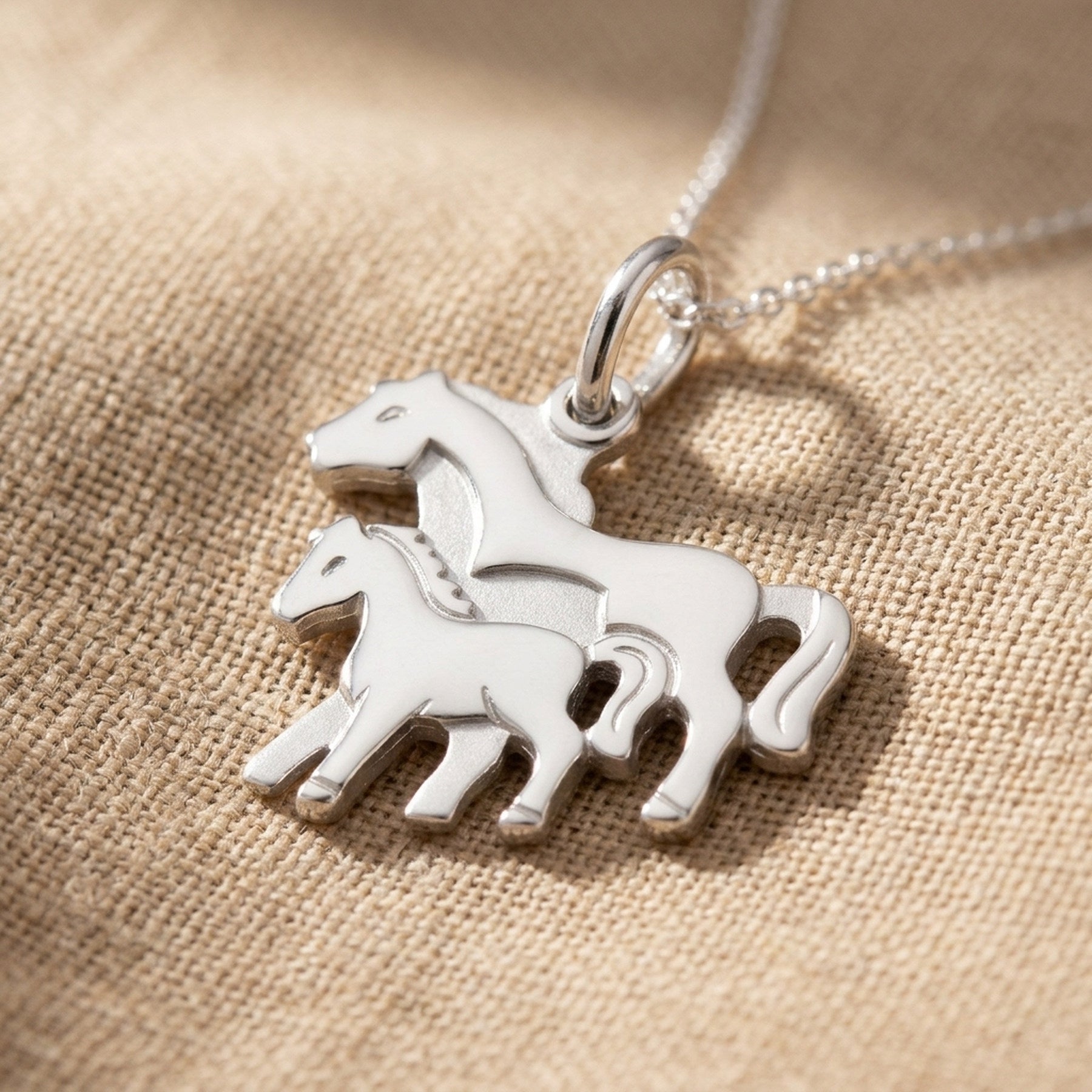 Anhänger Fohlen mit Stute matt-glänzend rhodiniert – 925er Silber, 13 × 14 mm – Detailansicht des Anhängers vor neutralem Hintergrund