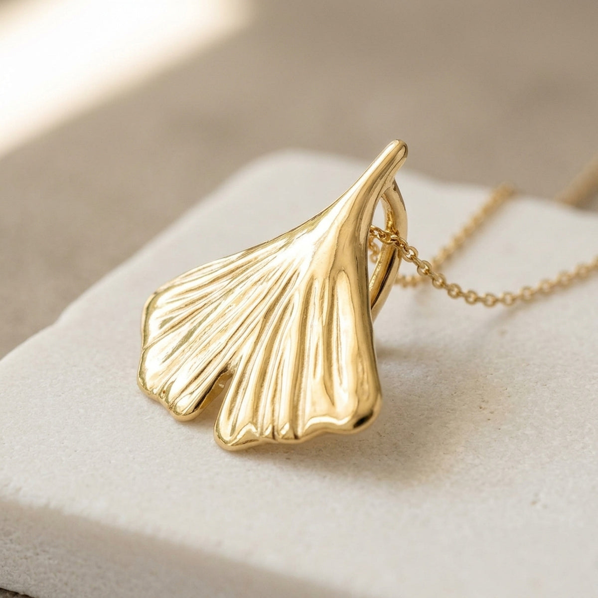 Anhänger Ginkgoblatt glänzend – 375er Gold, 12 mm – Detailansicht des Anhängers vor neutralem Hintergrund