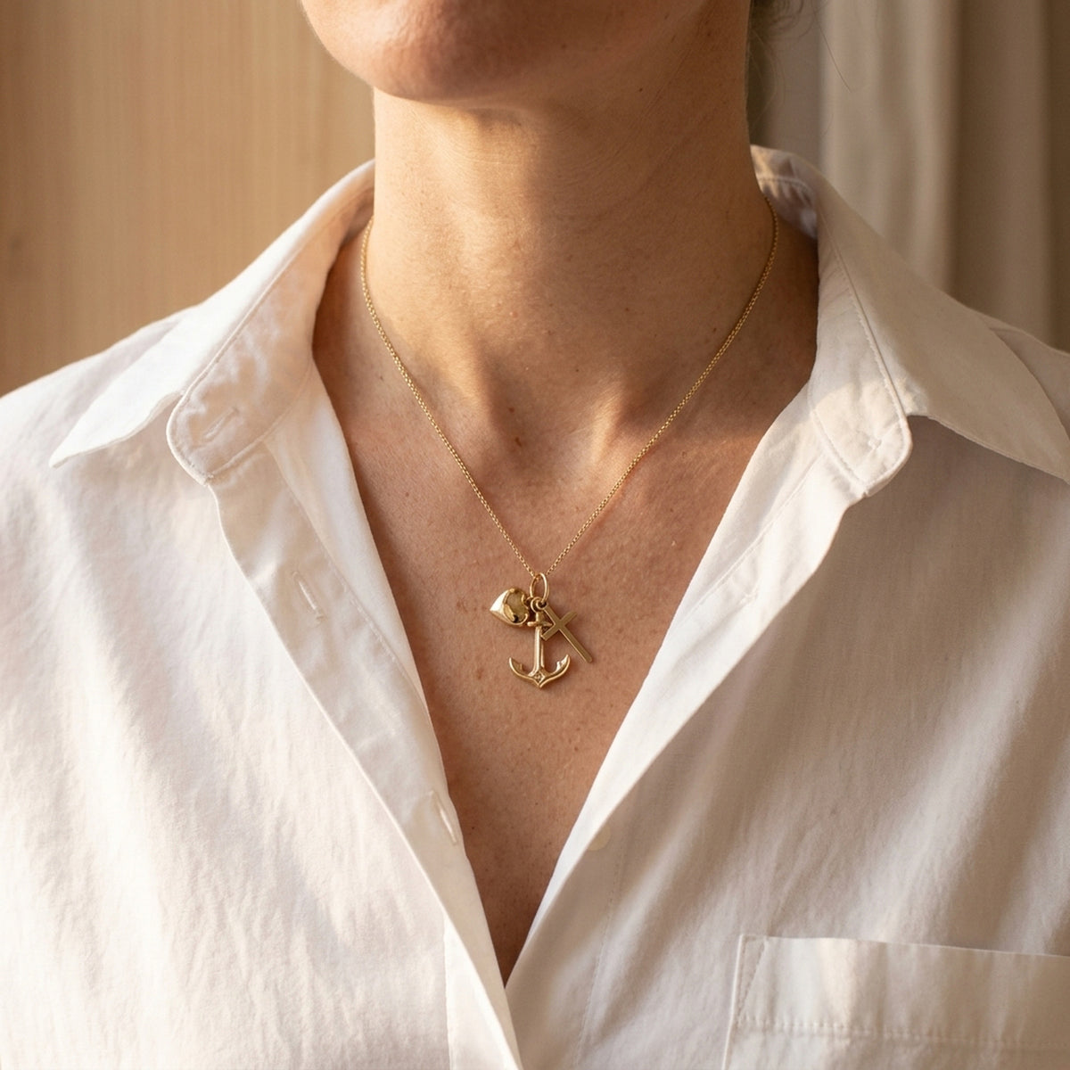 Anhänger Glaube-Liebe-Hoffnung – 375er Gold, ca. 15 mm – an einer feinen Kette getragen, natürliche Lifestyle-Aufnahme
