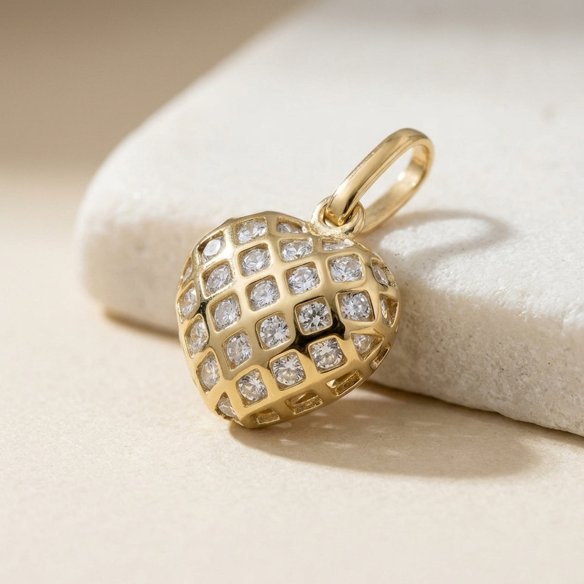 Anhänger Herz gefüllt mit kleinen Zirkonia – 375er Gold, 11 × 12 mm – Detailansicht des Anhängers vor neutralem Hintergrund