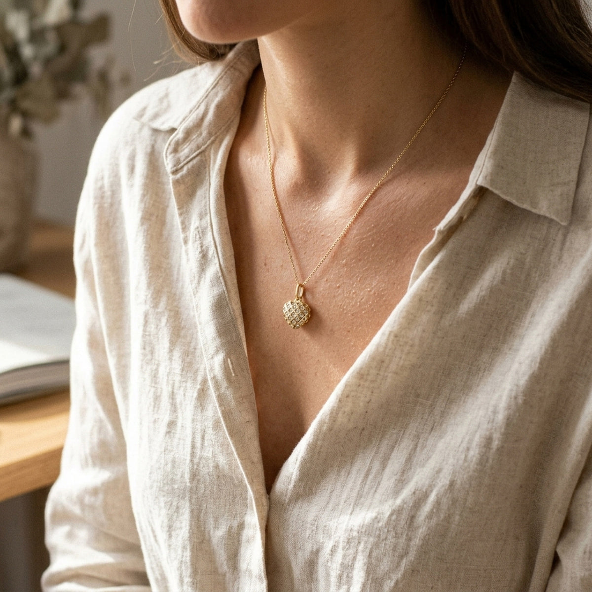 Anhänger Herz gefüllt mit kleinen Zirkonia – 375er Gold, 11 × 12 mm – an einer feinen Kette getragen, zweite Lifestyle-Aufnahme in anderer Perspektive
