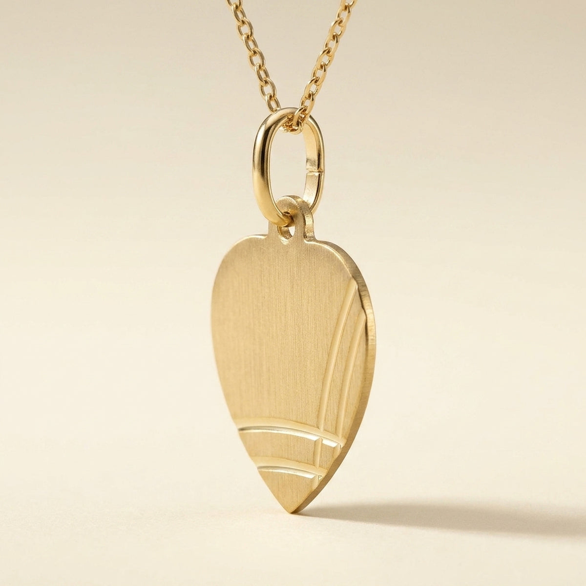 Anhänger Herz Gravuranhänger mattiert diamantiert – 375er Gold, 14 × 13 mm – Detailansicht des Anhängers vor neutralem Hintergrund