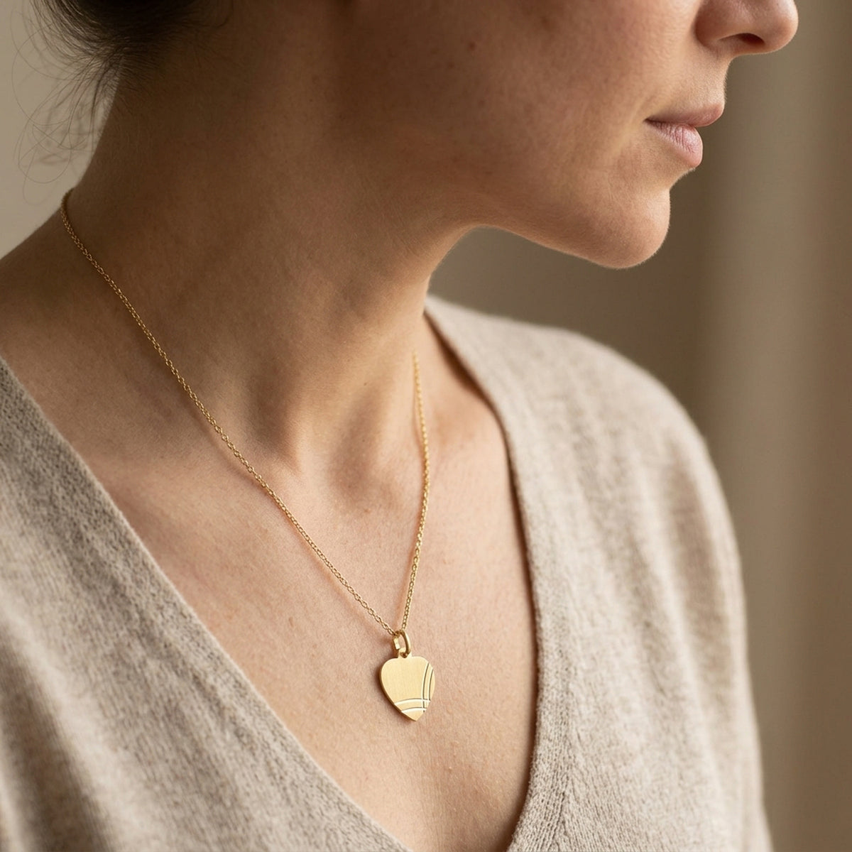 Anhänger Herz Gravuranhänger mattiert diamantiert – 375er Gold, 14 × 13 mm – an einer feinen Kette getragen, zweite Lifestyle-Aufnahme in anderer Perspektive