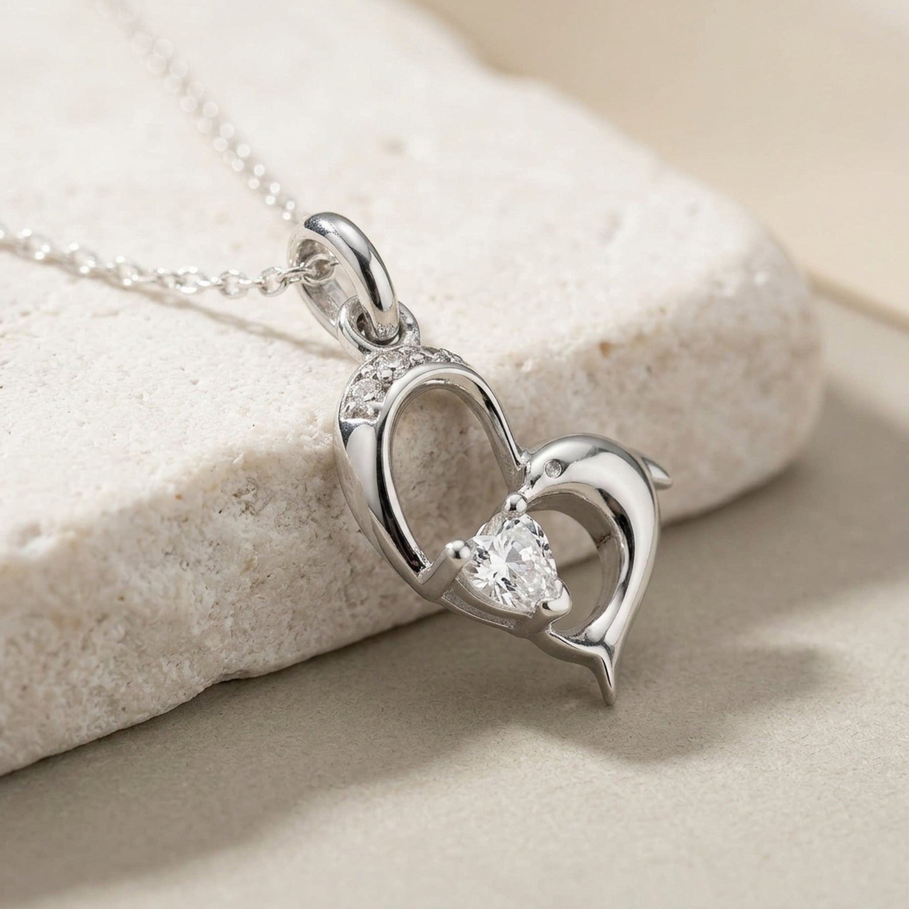 Anhänger Herz mit Delfin und Zirkonia glänzend – 925er Silber, 16 × 14 mm – Detailansicht des Anhängers vor neutralem Hintergrund