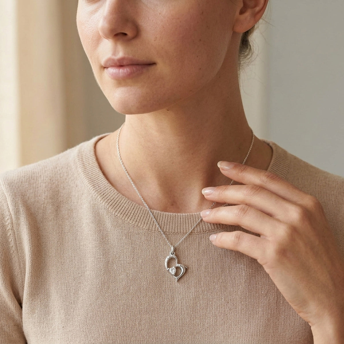 Anhänger Herz mit Delfin und Zirkonia glänzend – 925er Silber, 16 × 14 mm – an einer feinen Kette getragen, natürliche Lifestyle-Aufnahme