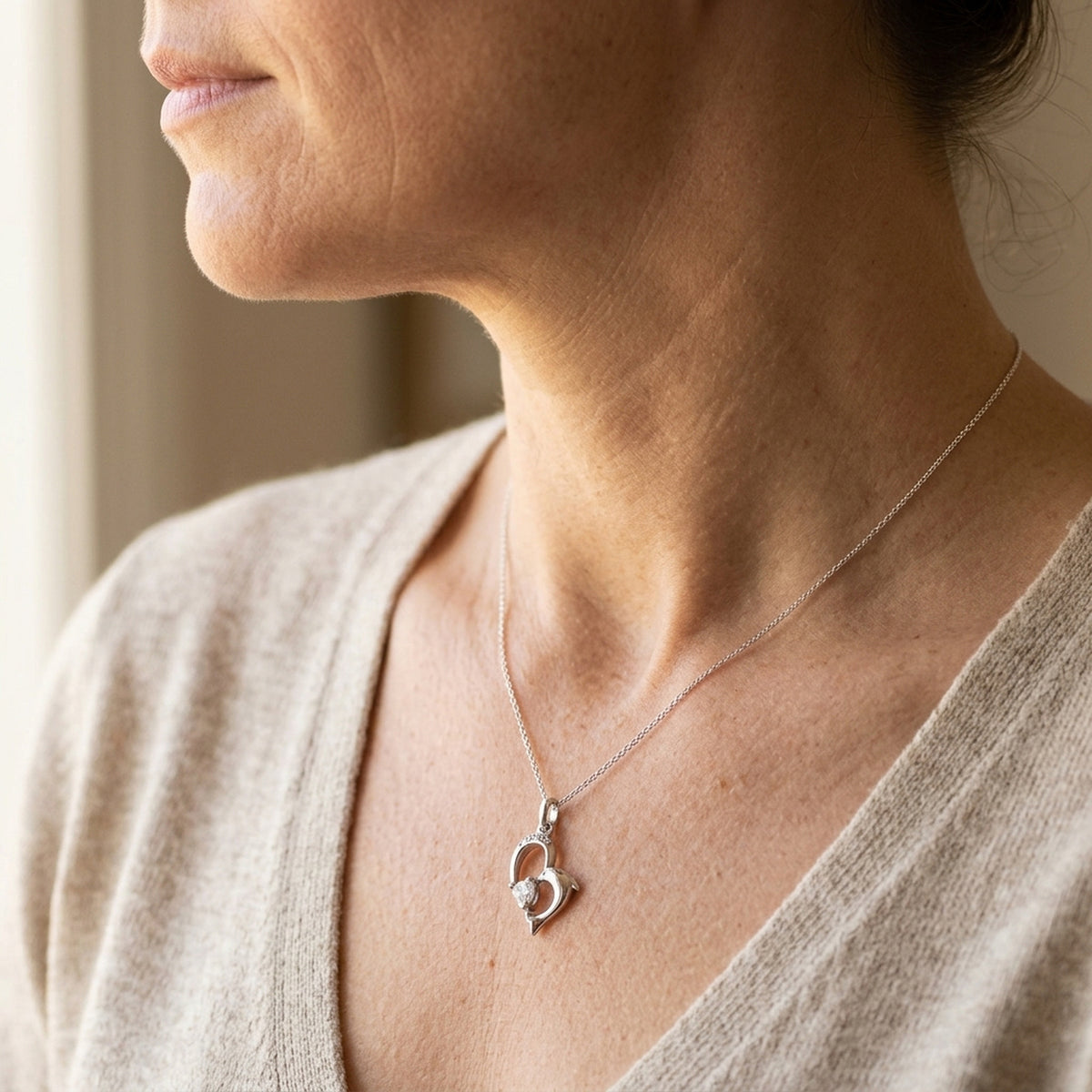 Anhänger Herz mit Delfin und Zirkonia glänzend – 925er Silber, 16 × 14 mm – an einer feinen Kette getragen, zweite Lifestyle-Aufnahme in anderer Perspektive