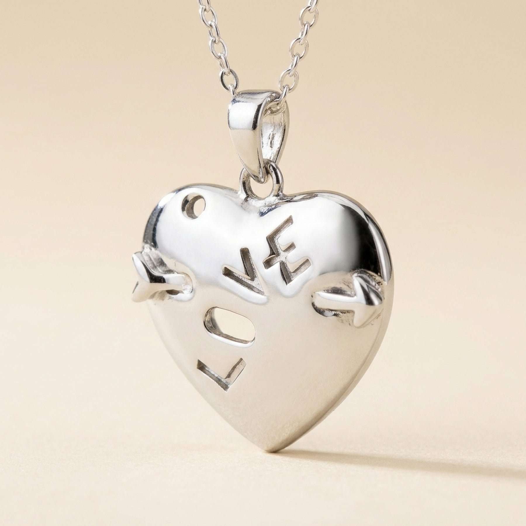 Anhänger Herz mit Pfeil und Inschrift „LOVE“ glänzend rhodiniert – 925er Silber, 21 × 21 mm – Detailansicht des Anhängers vor neutralem Hintergrund