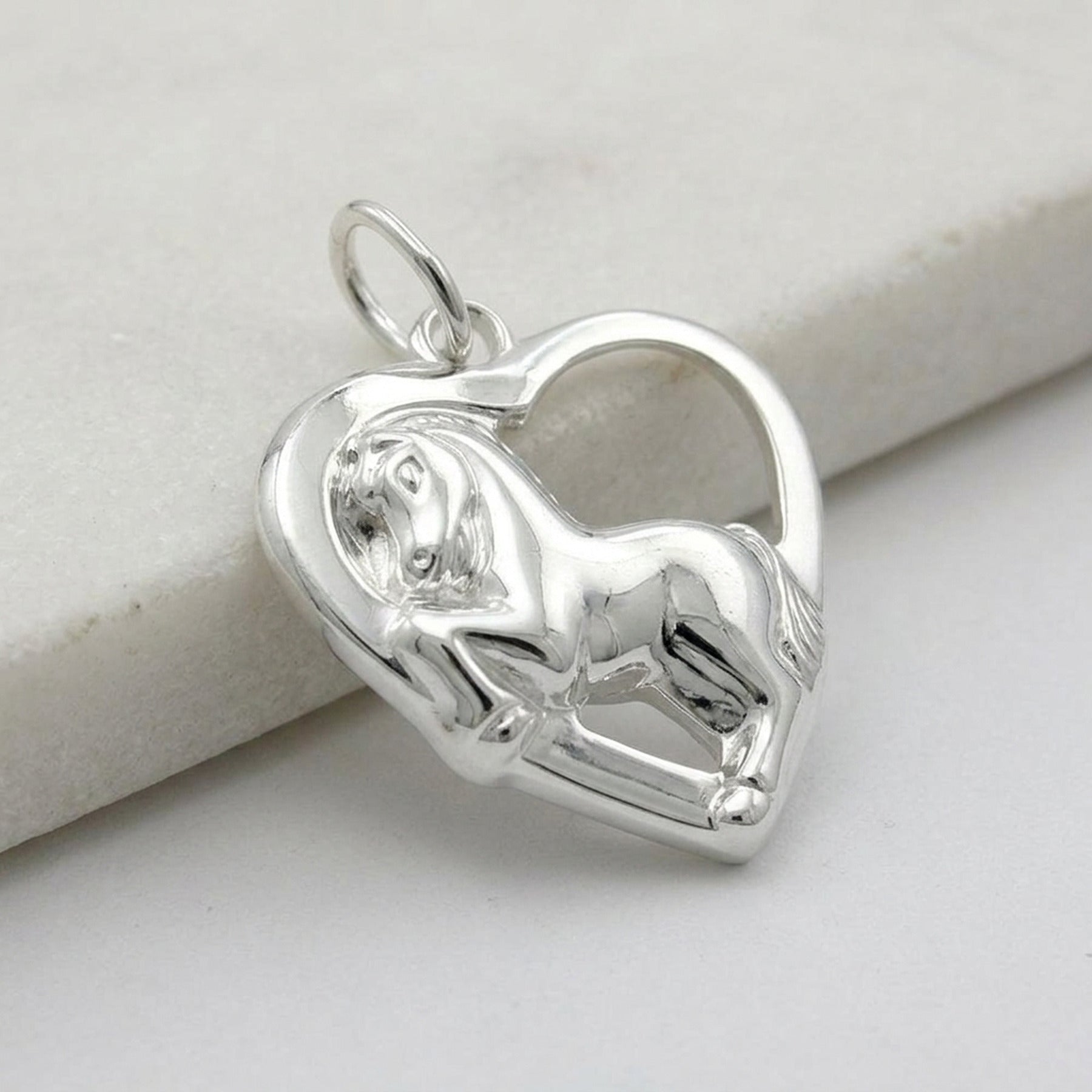 Anhänger Herz mit Pferd glänzend – 925er Silber, 14 × 13 mm – Detailansicht des Anhängers vor neutralem Hintergrund
