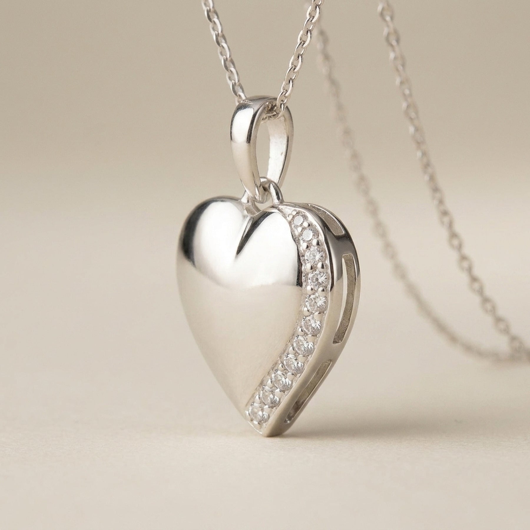 Anhänger Herz mit Zirkonia glänzend – 925er Silber, 16 × 14 mm – Detailansicht des Anhängers vor neutralem Hintergrund