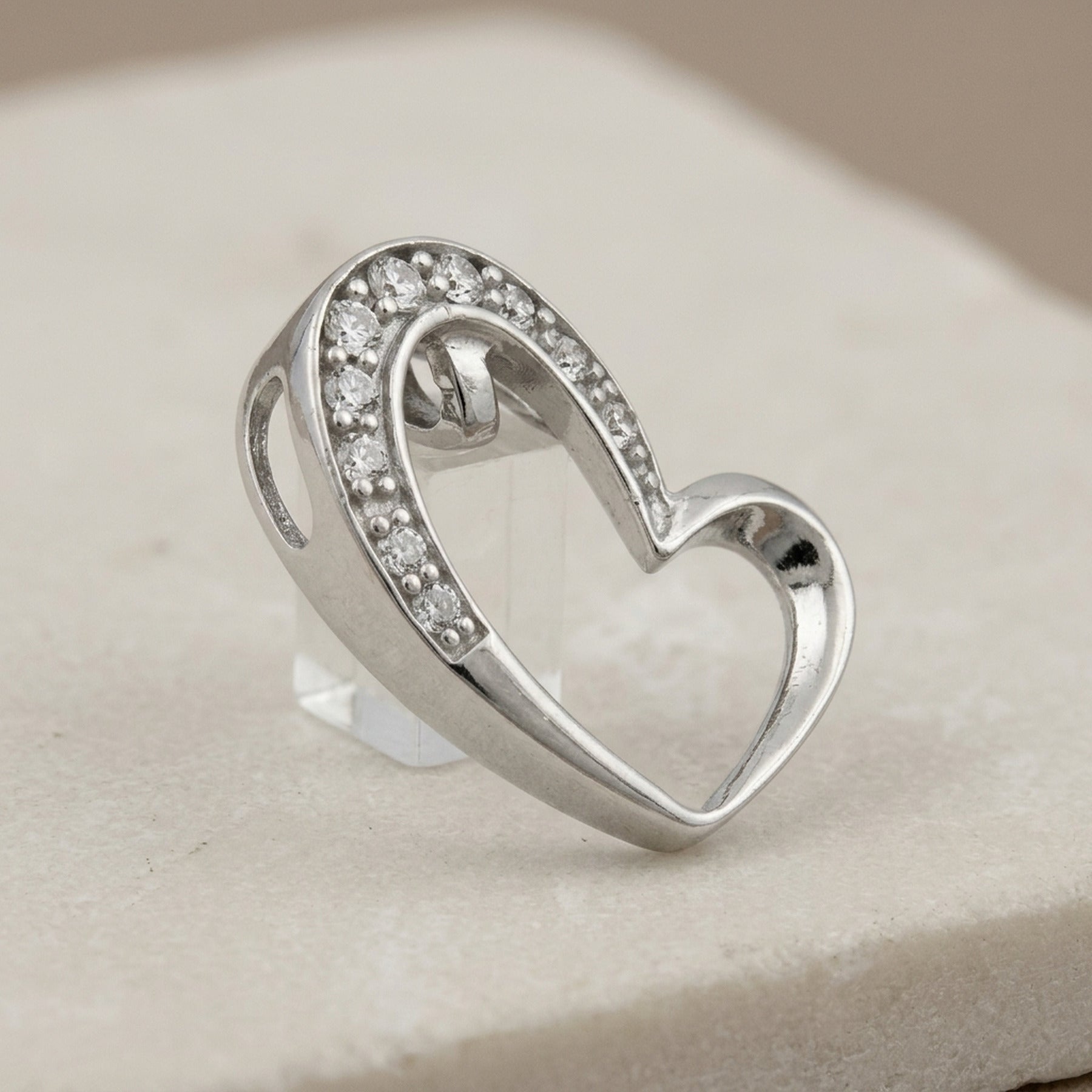 Anhänger Herz mit Zirkonia rhodiniert – 925er Silber, 15 × 16 mm – Detailansicht des Anhängers vor neutralem Hintergrund