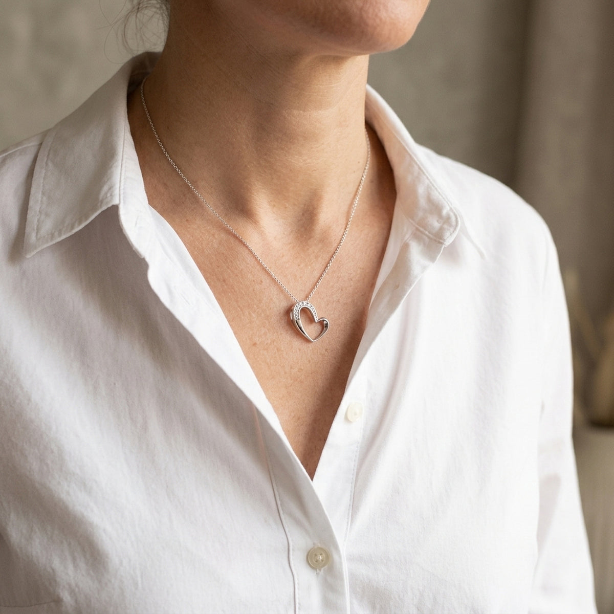 Anhänger Herz mit Zirkonia rhodiniert – 925er Silber, 15 × 16 mm – an einer feinen Kette getragen, natürliche Lifestyle-Aufnahme