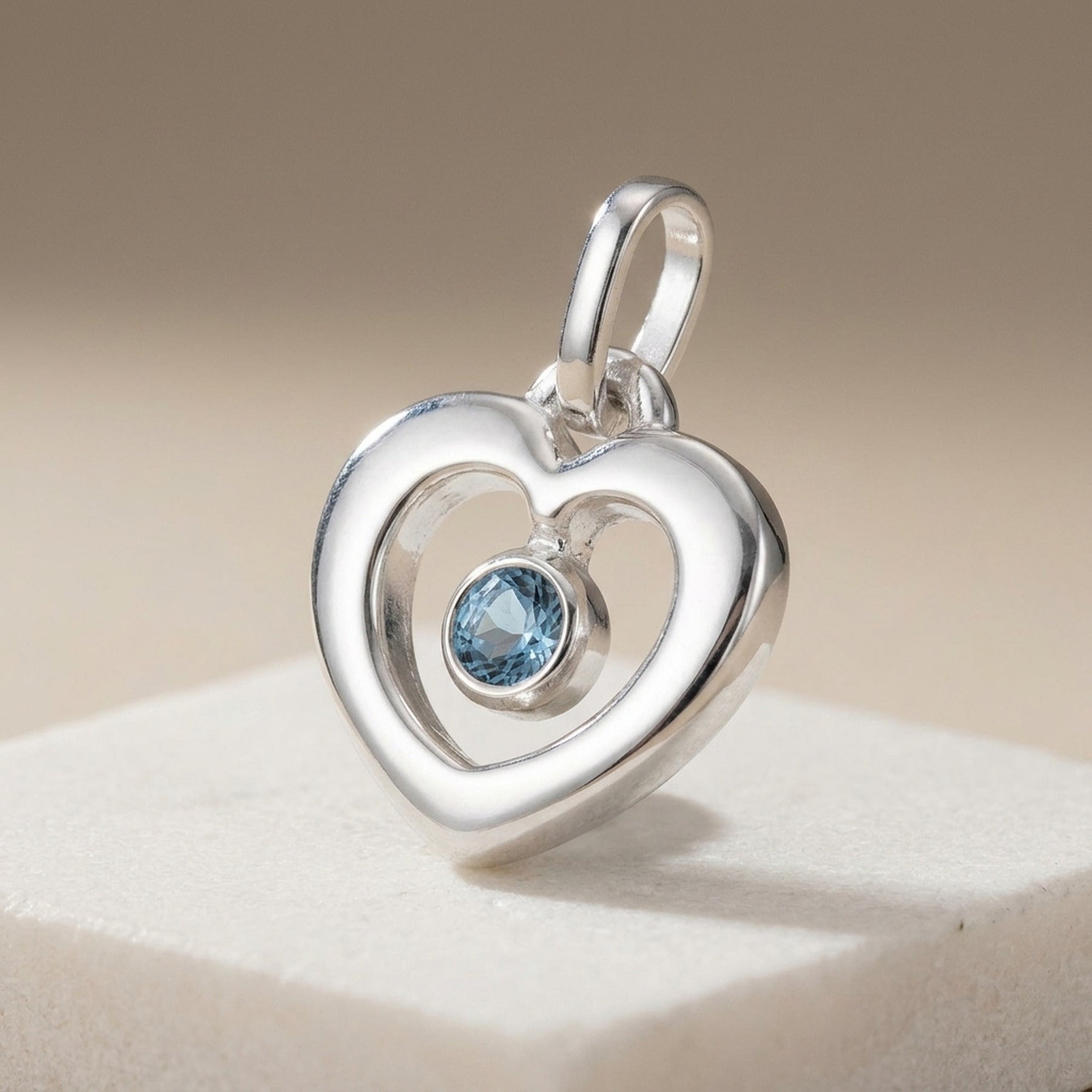 Anhänger Herz synthetischer Blautopas glänzend – 925er Silber, 17 × 16 mm – Detailansicht des Anhängers vor neutralem Hintergrund