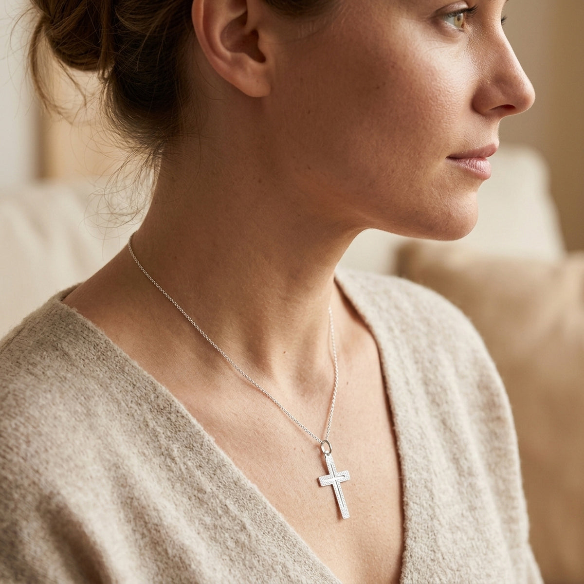 Anhänger Kreuz diamantiert – 925er Silber, 23 × 13 mm – an einer feinen Kette getragen, zweite Lifestyle-Aufnahme in anderer Perspektive