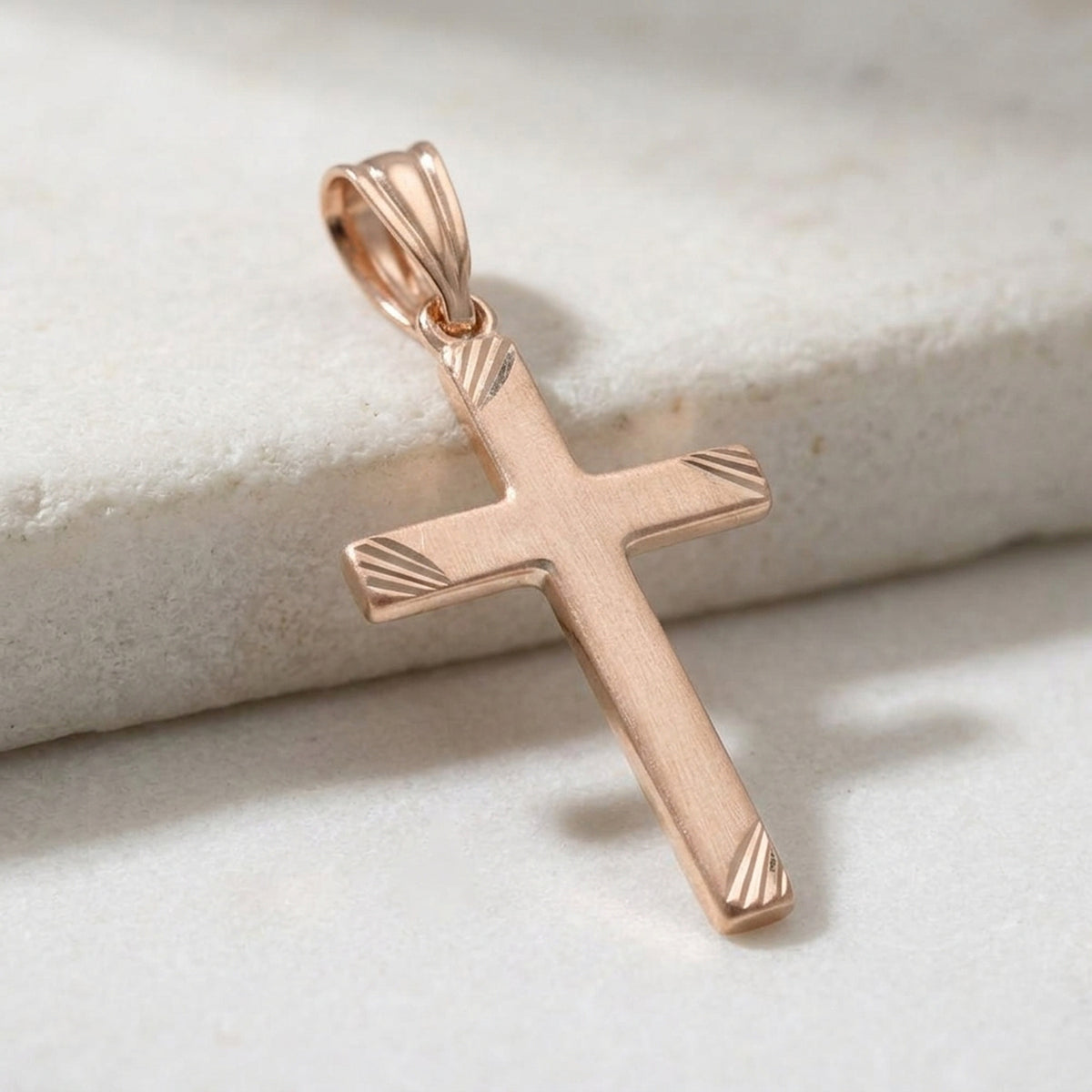 Anhänger Kreuz matt-diamantiert – 375er Rotgold, 26 × 16 mm – Detailansicht des Anhängers vor neutralem Hintergrund