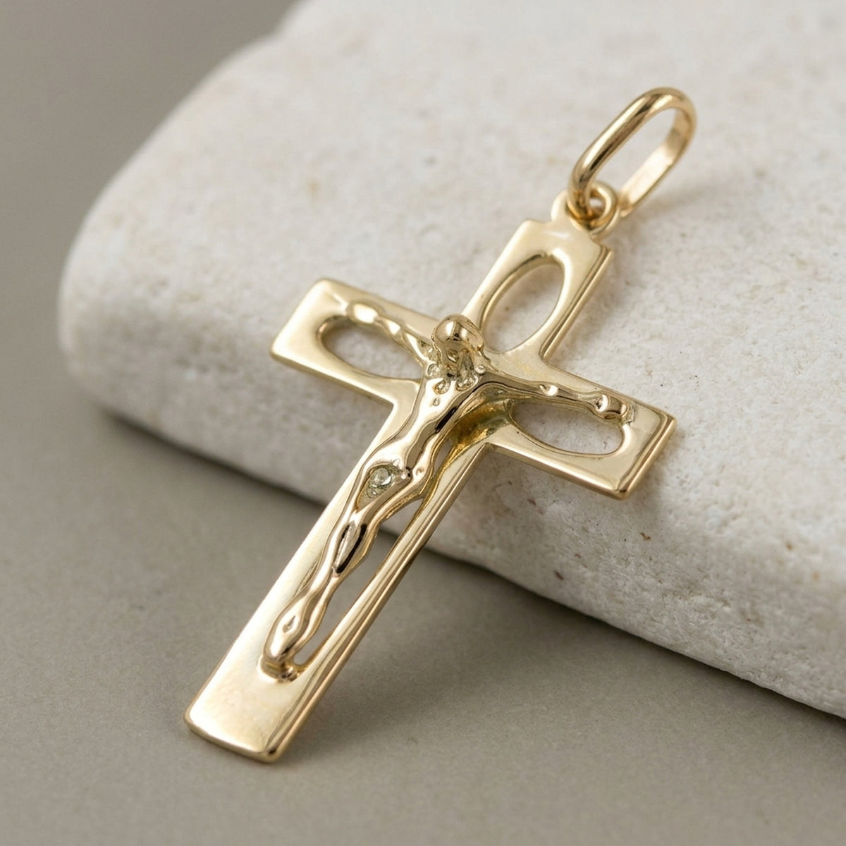 Anhänger Kreuz mit Jesus durchbrochen glänzend – 585er Gold, 28 × 17 mm – Detailansicht des Anhängers vor neutralem Hintergrund