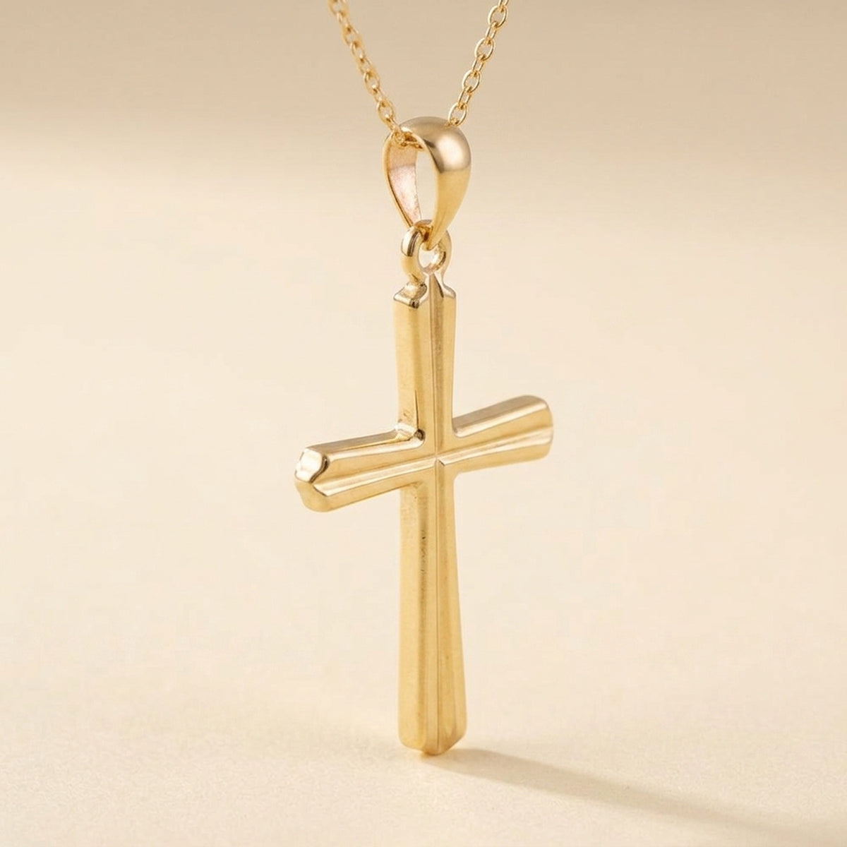 Anhänger Kreuz mit Rille in Kreuzbalken – 375er Gold, 25 × 15 mm – Detailansicht des Anhängers vor neutralem Hintergrund