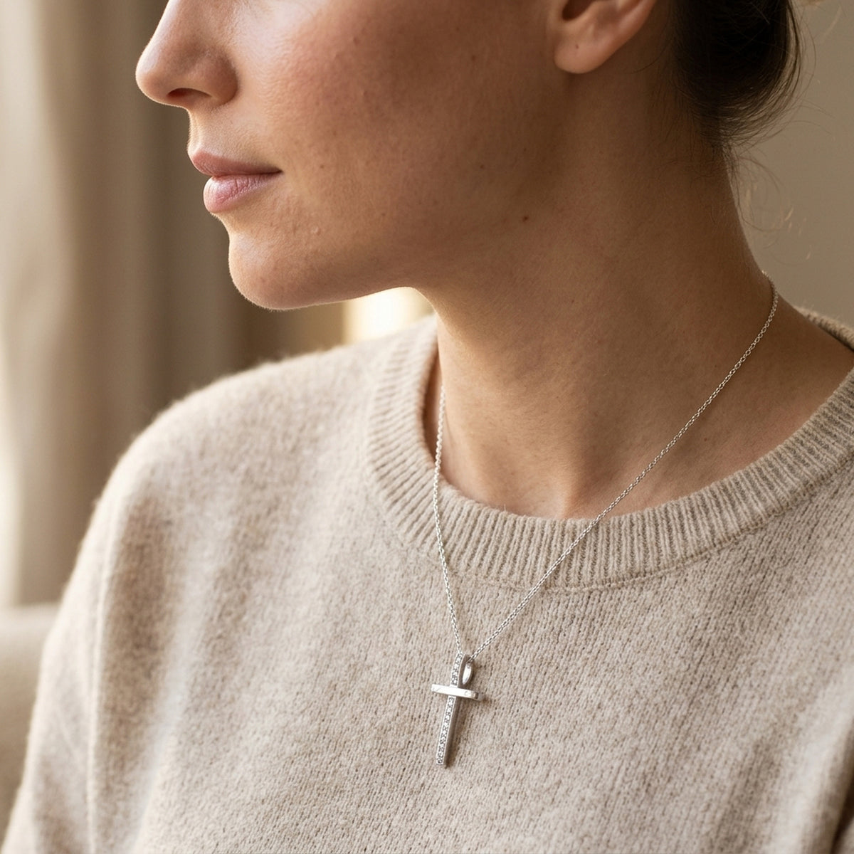 Anhänger Kreuz mit Zirkonia – 925er Silber, 25 × 14 mm – an einer feinen Kette getragen, zweite Lifestyle-Aufnahme in anderer Perspektive
