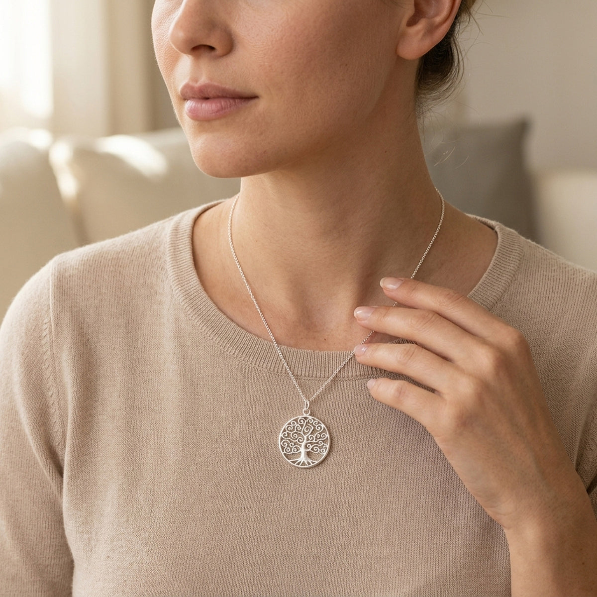 Anhänger Lebensbaum glänzend Blätter verschnörkelt – 925er Silber, 23 mm – an einer feinen Kette getragen, natürliche Lifestyle-Aufnahme