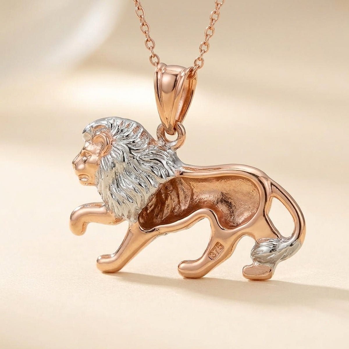 Anhänger Löwe bicolor rhodiniert – 375er Rotgold, 15 × 23 mm – Detailansicht des Anhängers vor neutralem Hintergrund