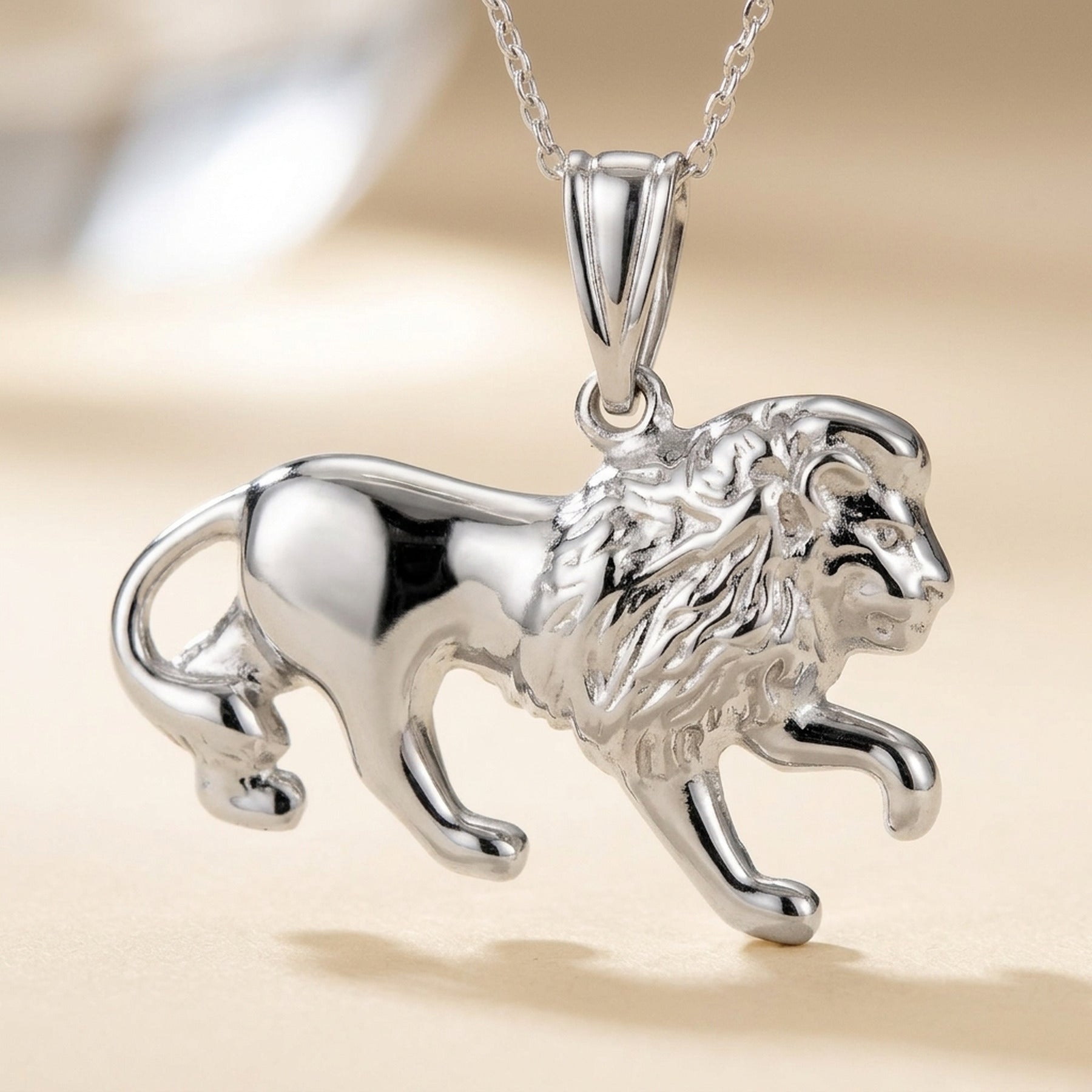 Anhänger Löwe glänzend rhodiniert – 925er Silber, 15 × 23 mm – Detailansicht des Anhängers vor neutralem Hintergrund
