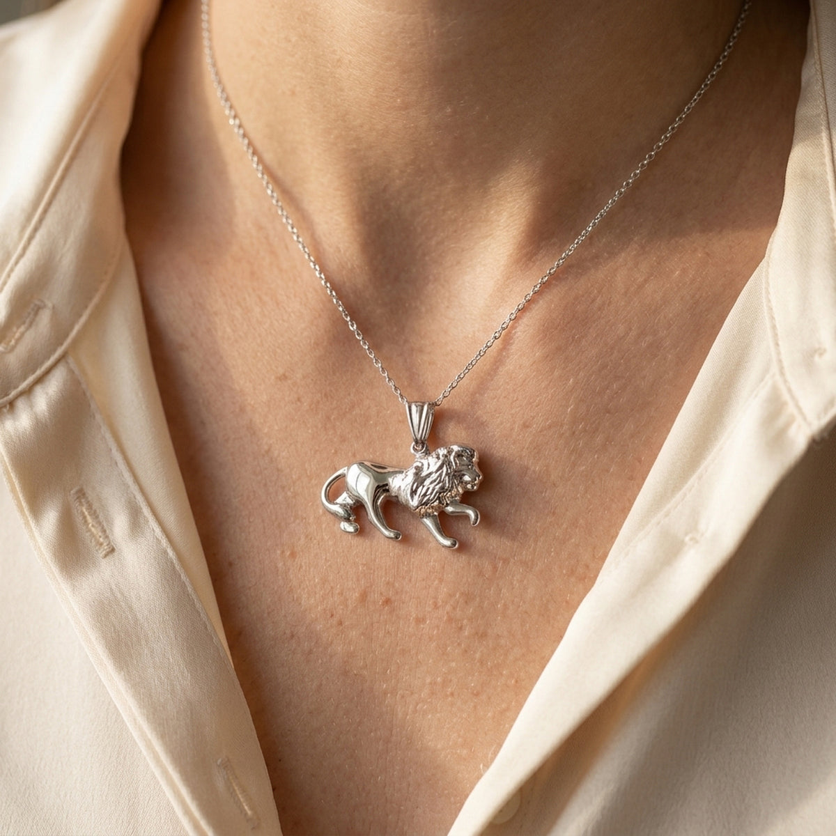Anhänger Löwe glänzend rhodiniert – 925er Silber, 15 × 23 mm – an einer feinen Kette getragen, natürliche Lifestyle-Aufnahme