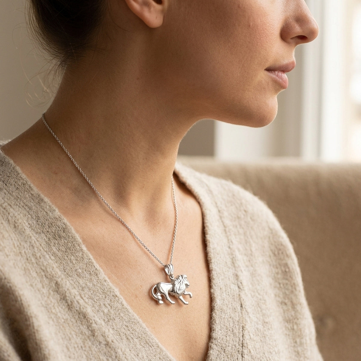 Anhänger Löwe glänzend rhodiniert – 925er Silber, 15 × 23 mm – an einer feinen Kette getragen, zweite Lifestyle-Aufnahme in anderer Perspektive