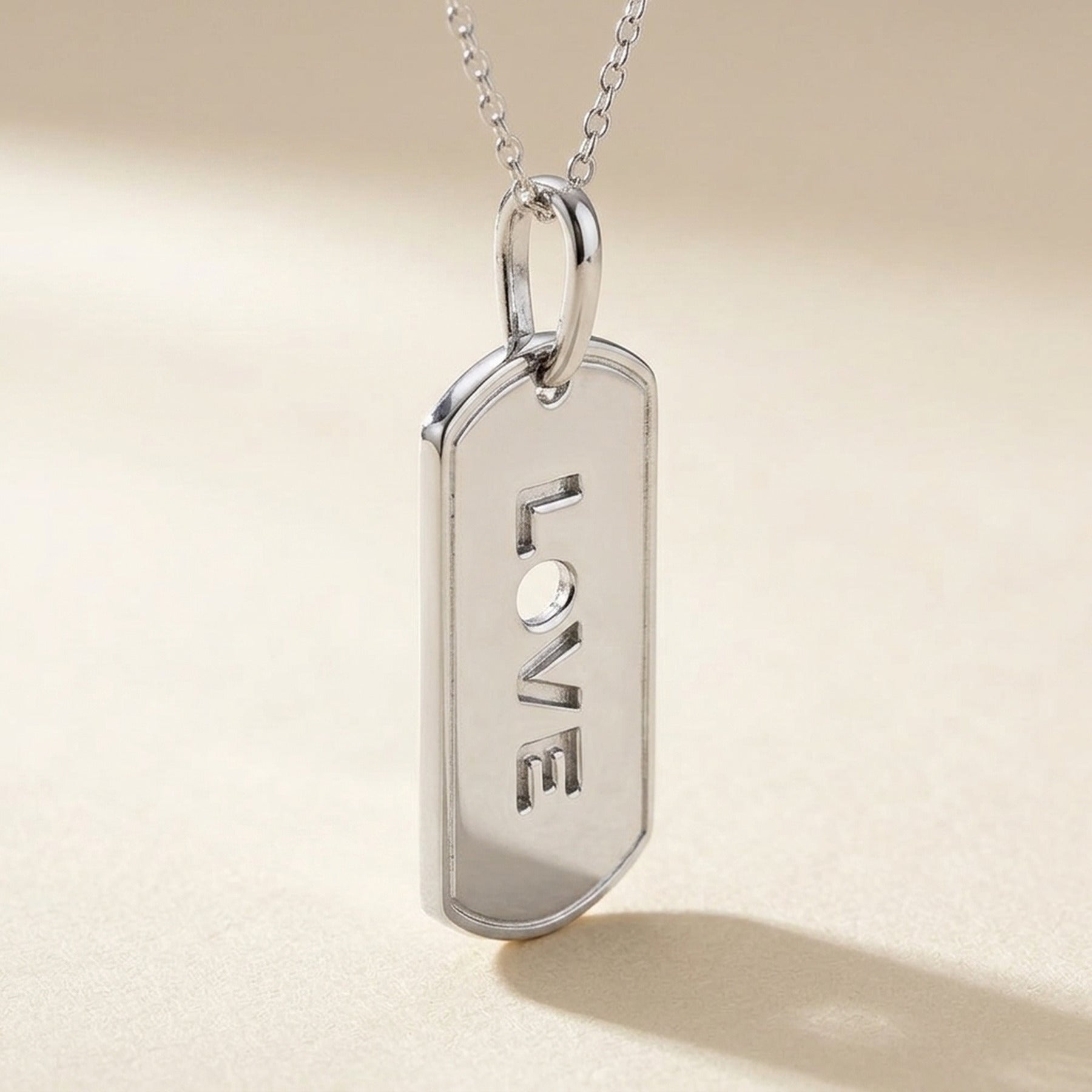 Anhänger LOVE rhodiniert – 925er Silber, 32 × 16 mm – Detailansicht des Anhängers vor neutralem Hintergrund