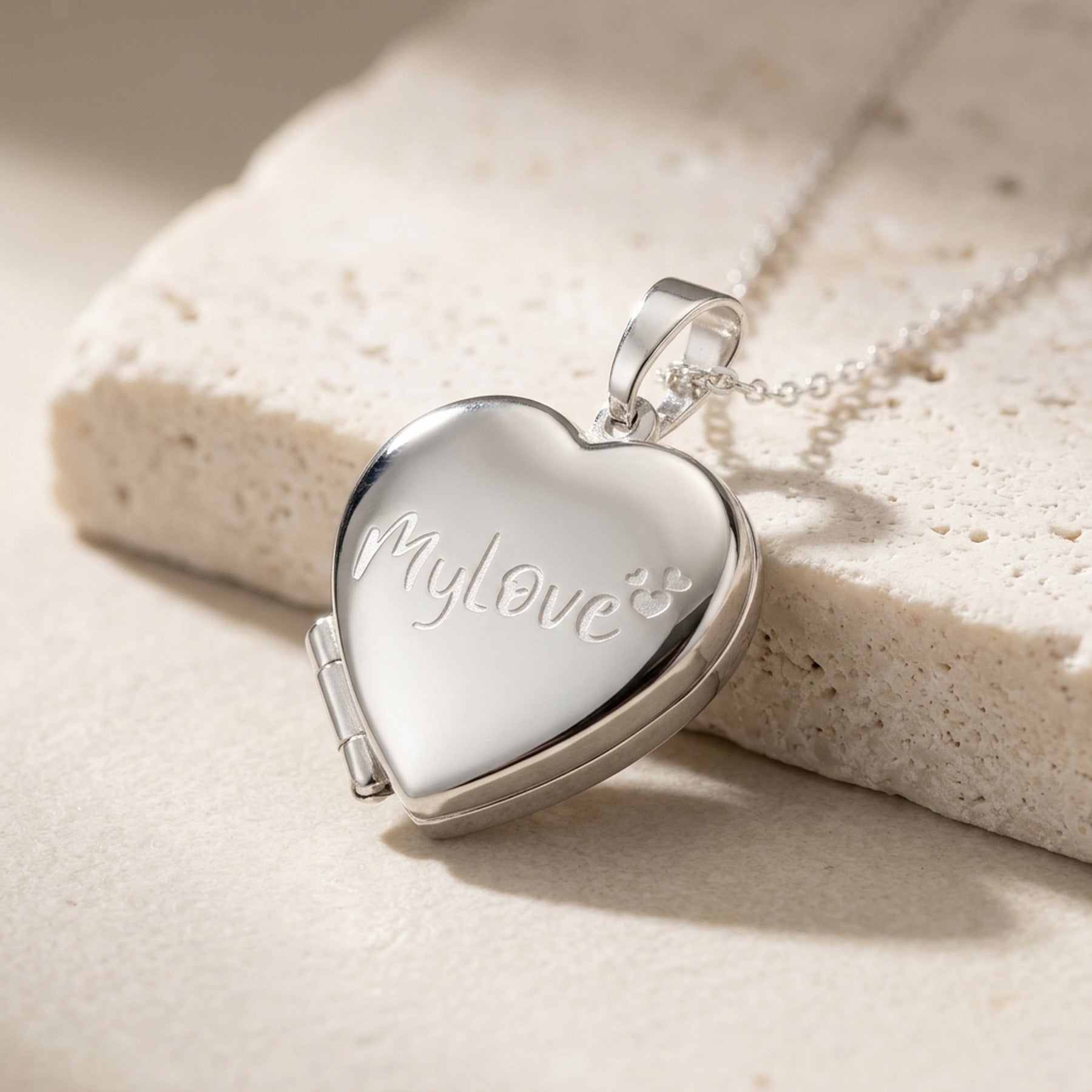 Anhänger Medaillon Herz glänzend Gravur MyLove – 925er Silber, 17 × 5 mm – Detailansicht des Anhängers vor neutralem Hintergrund