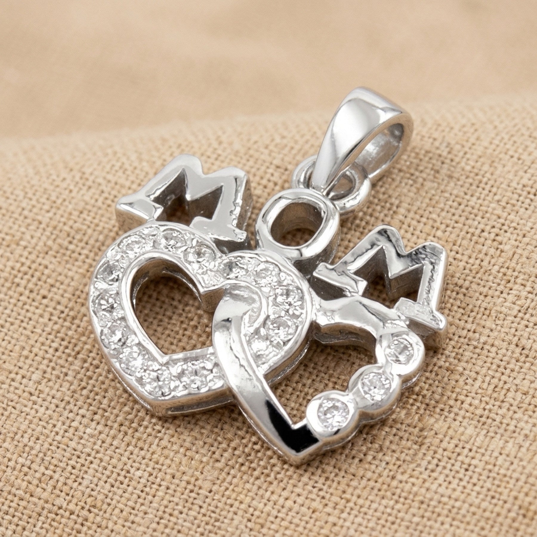 Anhänger MOM mit 2 Herzen und vielen Zirkonia rhodiniert – 925er Silber, 19 × 17 mm – Detailansicht des Anhängers vor neutralem Hintergrund