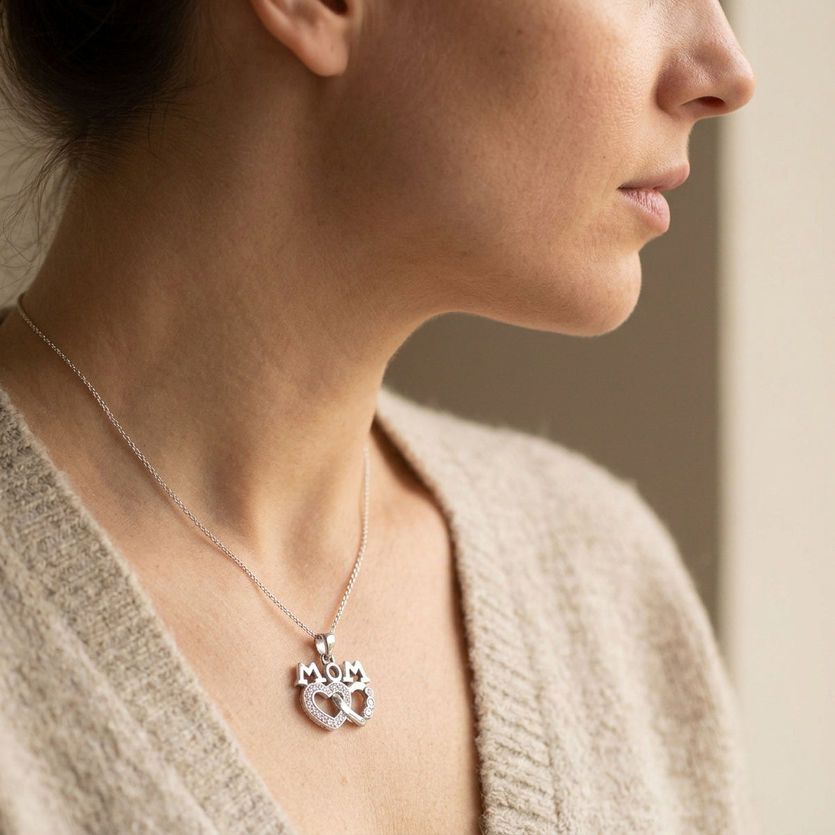 Anhänger MOM mit 2 Herzen und vielen Zirkonia rhodiniert – 925er Silber, 19 × 17 mm – an einer feinen Kette getragen, zweite Lifestyle-Aufnahme in anderer Perspektive