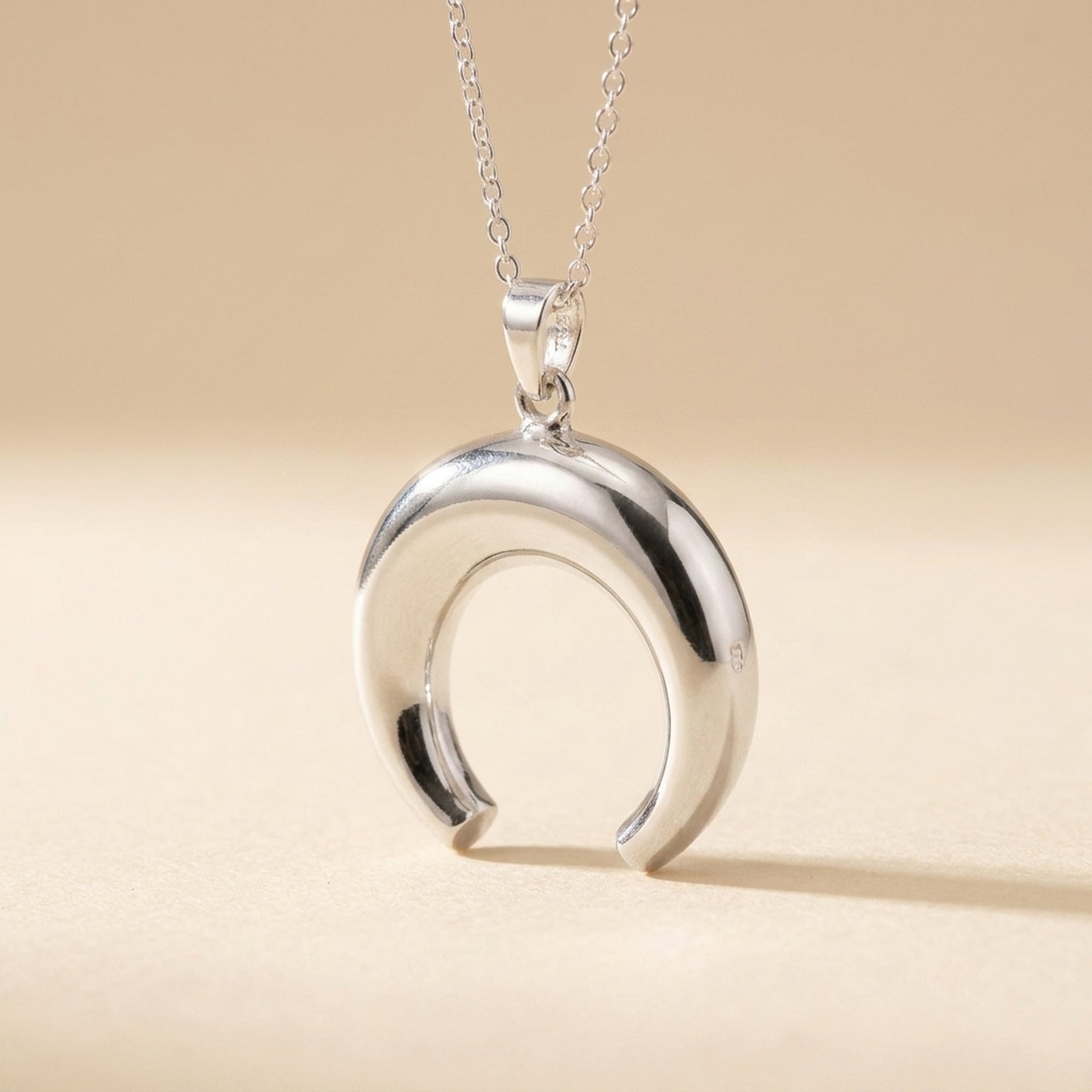 Anhänger Mondsichel gewölbt glänzend – 925er Silber, 17 × 19 mm – Detailansicht des Anhängers vor neutralem Hintergrund