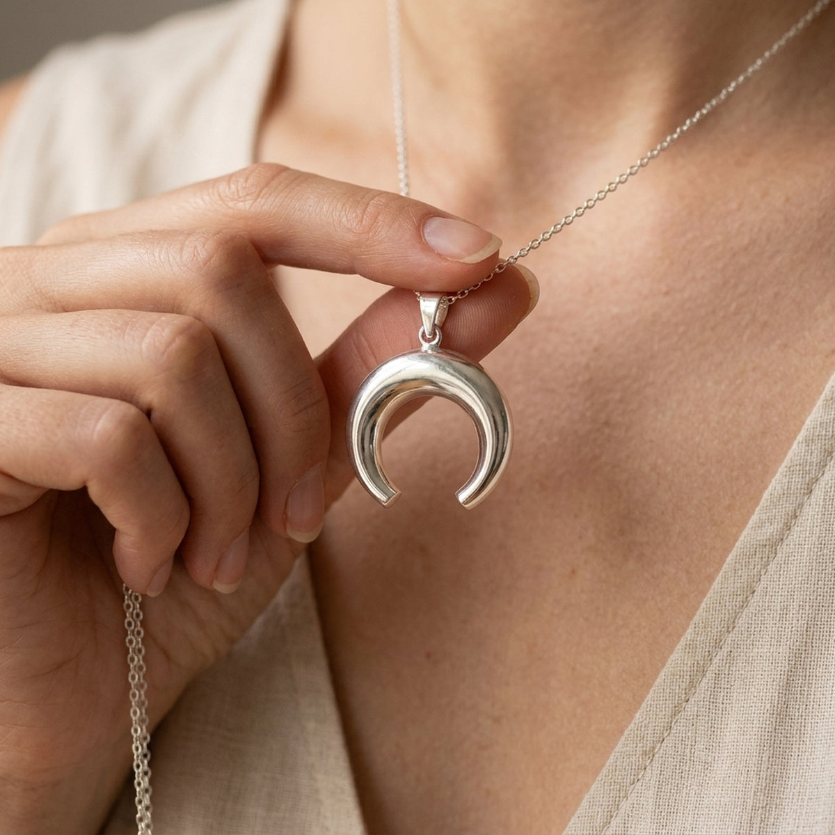 Anhänger Mondsichel gewölbt glänzend – 925er Silber, 17 × 19 mm – an einer feinen Kette getragen, zweite Lifestyle-Aufnahme in anderer Perspektive