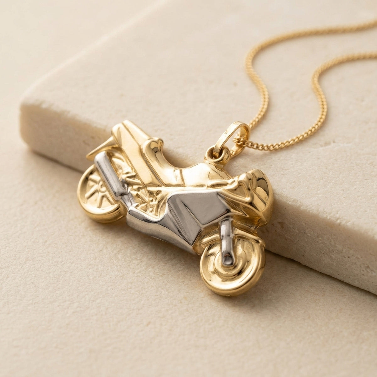 Anhänger Motorrad bicolor – 375er Gold, 28 mm – Detailansicht des Anhängers vor neutralem Hintergrund